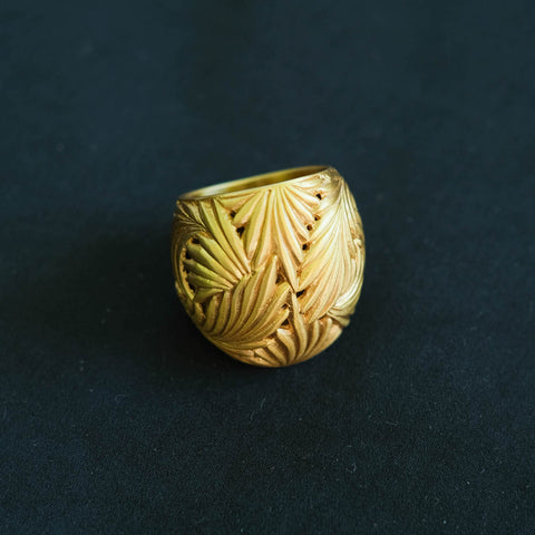 Anillo artesanal hecho a mano en plata de ley con baño de oro mateado . Tamaño 16 Peso 21 g. Anillos de plata hechos a mano. Anillos con motivois vegetales.Envio gratuito a España y Portugal. Handcrafted silver rings. 