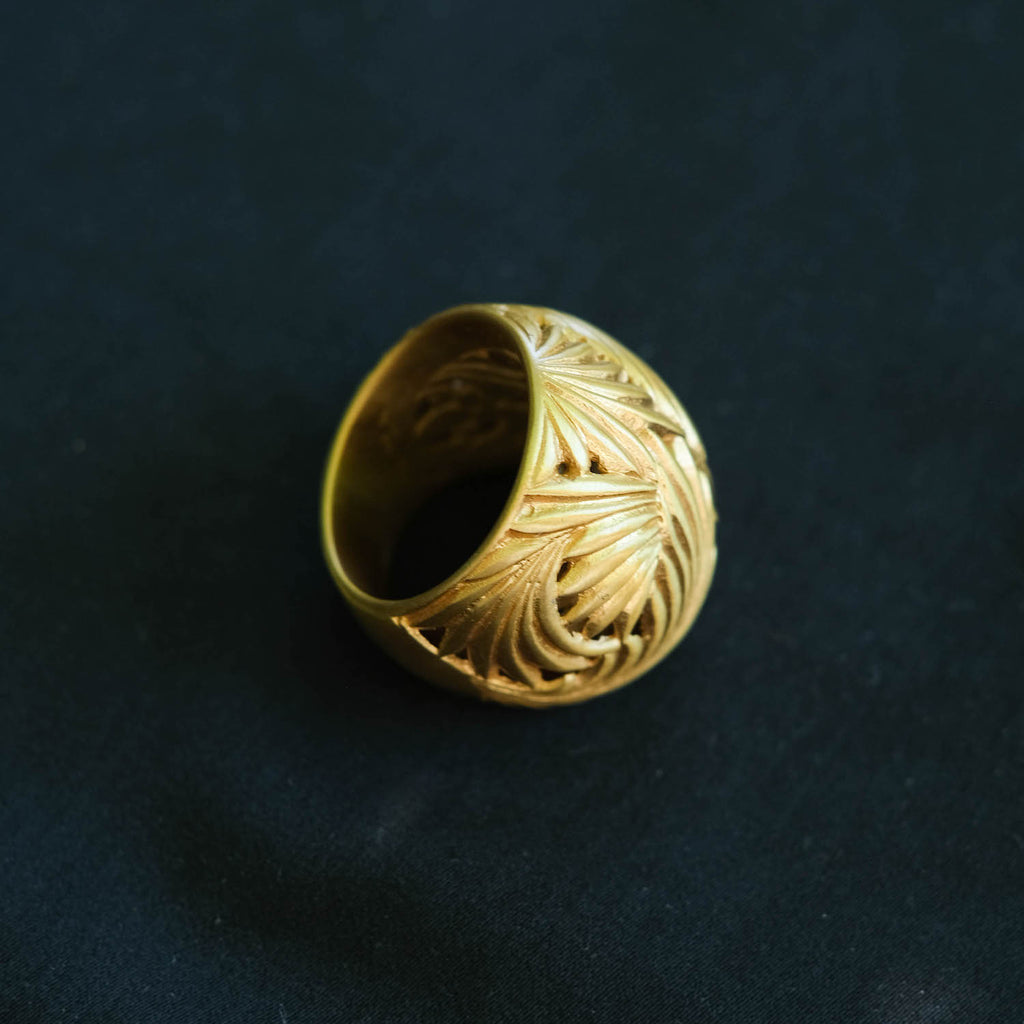 Anillo artesanal hecho a mano en plata de ley con baño de oro mateado . Tamaño 16 Peso 21 g. Anillos de plata hechos a mano. Anillos con motivois vegetales.Envio gratuito a España y Portugal. Handcrafted silver rings. 