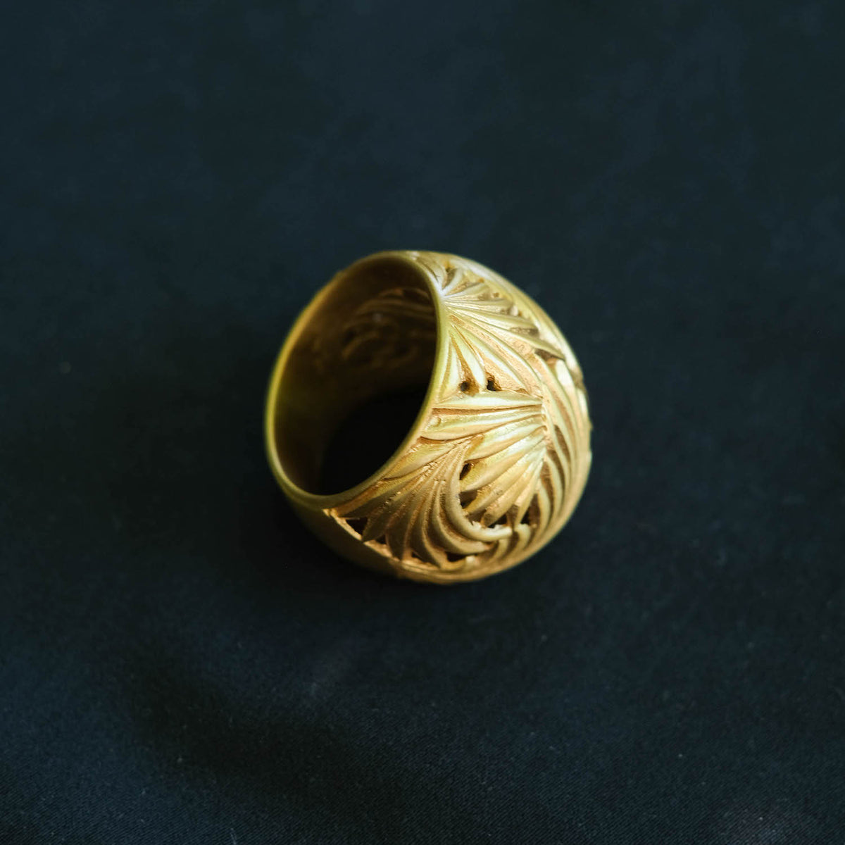 Anillo artesanal hecho a mano en plata de ley con baño de oro mateado . Tamaño 16 Peso 21 g. Anillos de plata hechos a mano. Anillos con motivois vegetales.Envio gratuito a España y Portugal. Handcrafted silver rings. 
