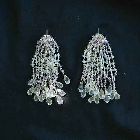 Pendientes hechos a mano con 12 vueltas de amatista, aguamarina y cuarzo engarzados en plata y rematadas con lagrimas de cristal de roca natural facetado. La parte superior es de plata de ley con presion. Longitud 8 cm Peso del par 29 g. Pendientes de plata y piedras semipreciosas. Piezas unicas by Lula Maiz. Envio gratuito a Peninsula y Portugal.Earrings hand made in silver with 12 strands with amethyst, aquamarine, and quartz. . One of a kind by Lula Maiz