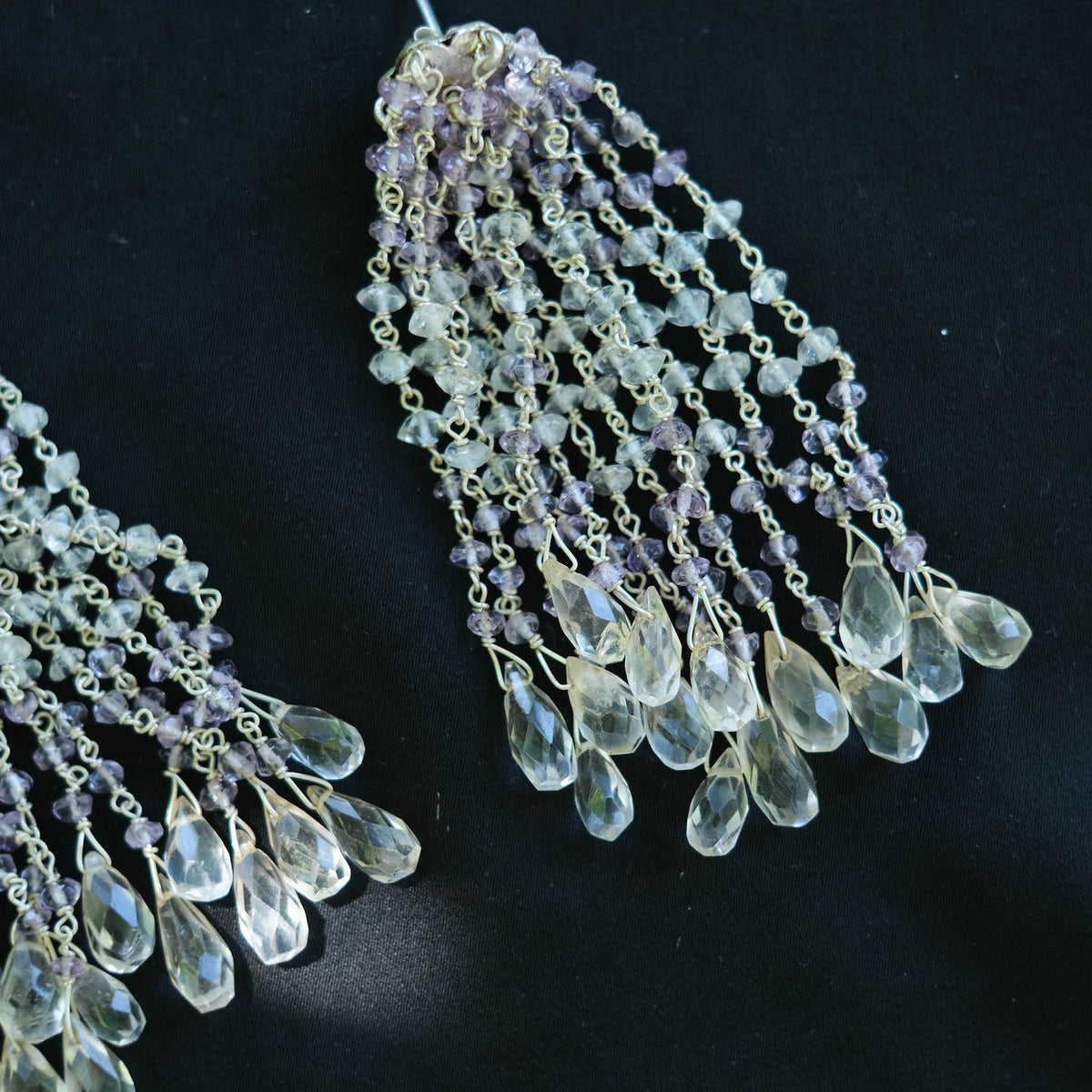 Pendientes hechos a mano con 12 vueltas de amatista, aguamarina y cuarzo engarzados en plata y rematadas con lagrimas de cristal de roca natural facetado. La parte superior es de plata de ley con presion. Longitud 8 cm Peso del par 29 g. Pendientes de plata y piedras semipreciosas. Piezas unicas by Lula Maiz. Envio gratuito a Peninsula y Portugal.Earrings hand made in silver with 12 strands with amethyst, aquamarine, and quartz. . One of a kind by Lula Maiz