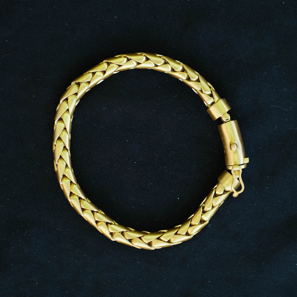 Pulsera hecha a mano en plata dorada con baño mateado. Longitud 20 cm Peso 44 g. Hand made silver bracelet. Pulseras de plata dorada flexibles. Envio gratuito a España y Portugal