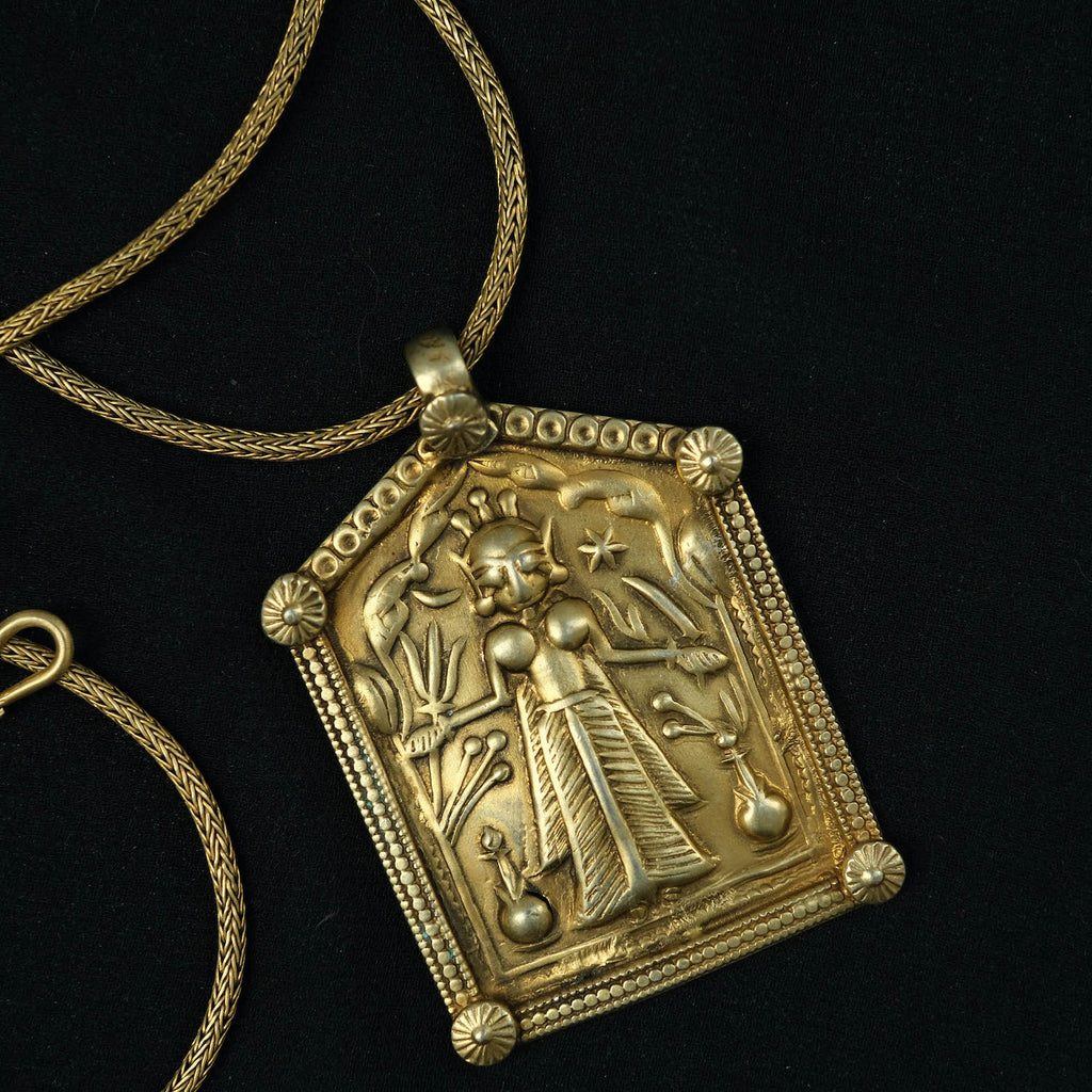 Amuleto antiguo en plata dorada de&nbsp; Laksmi, diosa hindú de la abundancia, felicidad y salud. La cadena también artesanal en plata de ley con baño de oro. Medidas colgante&nbsp; 5´5 cm x 3´5 cm/ Cadena longitud 65 cm Peso colgante 15 g / Cadena 15 g