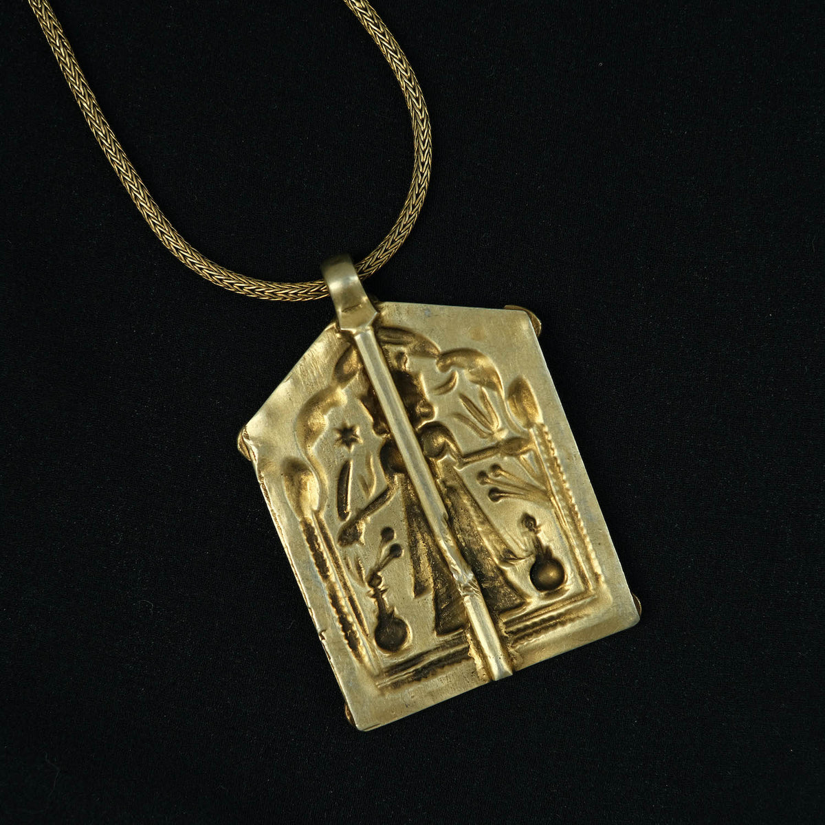 Amuleto antiguo en plata dorada de&nbsp; Laksmi, diosa hindú de la abundancia, felicidad y salud. La cadena también artesanal en plata de ley con baño de oro. Medidas colgante&nbsp; 5´5 cm x 3´5 cm/ Cadena longitud 65 cm Peso colgante 15 g / Cadena 15 g