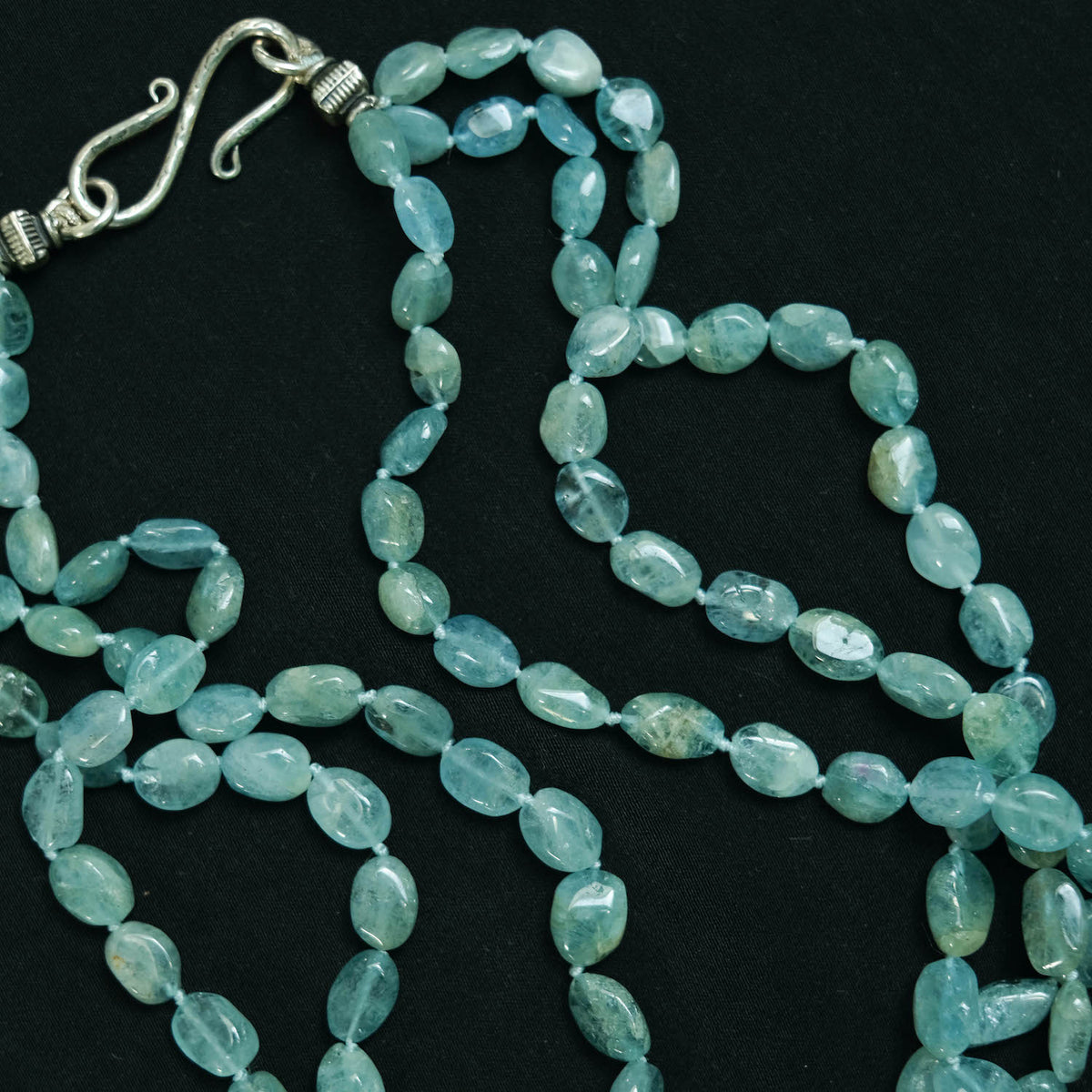 Collar con tres vueltas de cuentas ovales de aguamarina y colgante antiguo de plata de Paquistan. El cierre es contemporaneo, en plata de ley. Pieza unica, diseño de Lula Máiz. Longitud 42 cm. Peso 56 g. Collar etnico con colgante plata antiguo. Collar de aguamarinas. Envio gratuito a Peninsula, Baleares y Portugal. One of a kind necklace by Lula Maiz