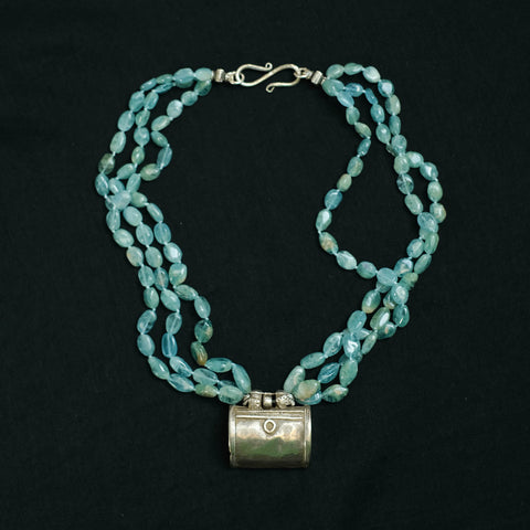 Collar con tres vueltas de cuentas ovales de aguamarina y colgante antiguo de plata de Paquistan. El cierre es contemporaneo, en plata de ley. Pieza unica, diseño de Lula Máiz. Longitud 42 cm. Peso 56 g. Collar etnico con colgante plata antiguo. Collar de aguamarinas. Envio gratuito a Peninsula, Baleares y Portugal. One of a kind necklace by Lula Maiz