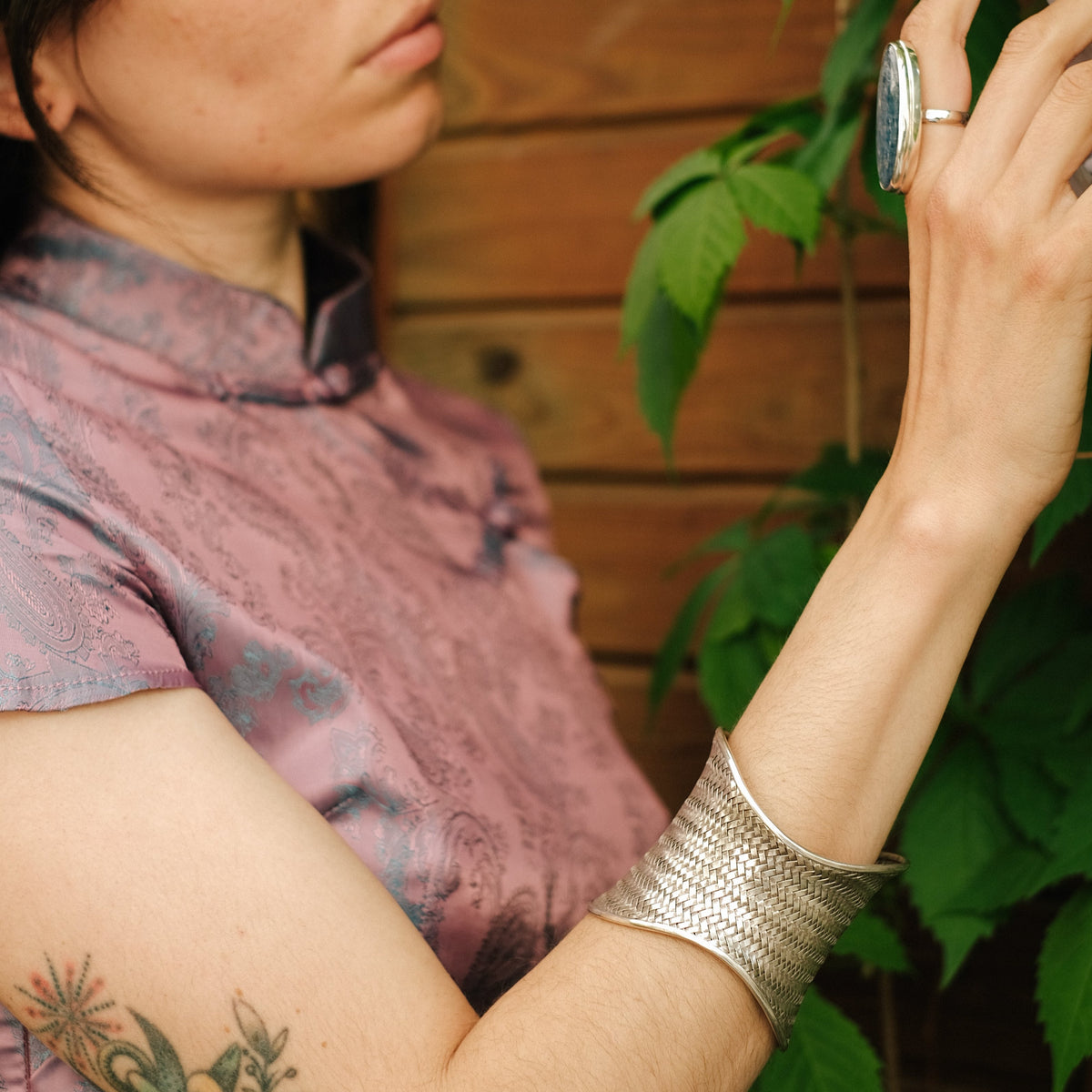 Brazalete de plata de gran pureza , elaborada a mano por los Karen, etnia asentada fundamentalmente en Birmania, Laos y Tailandia.  Tamaño ajustable.  Peso 60 g.Hand made silver bracelet