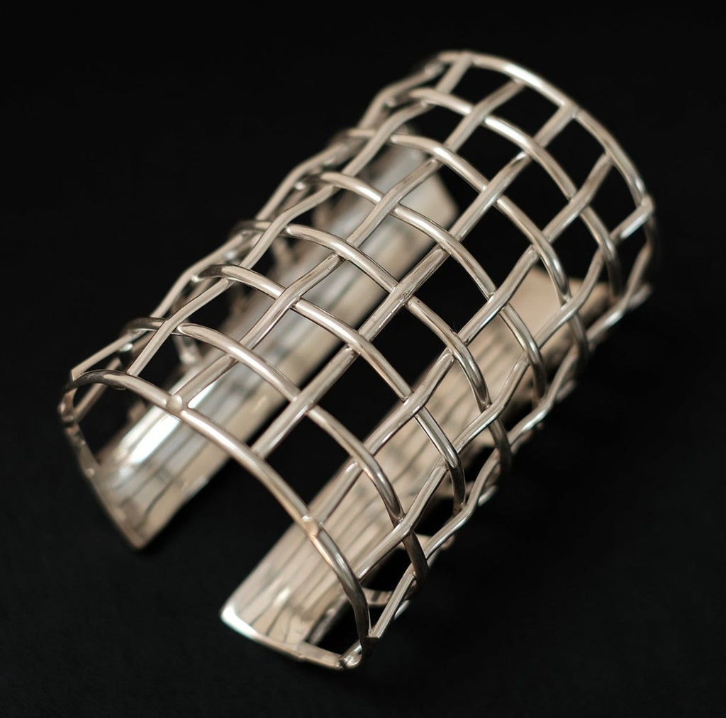 Brazalete de plata hecho a mano de diseño contemporáneo.  Longitud 9 cm. Tamaño ajustable. Peso 124 g. 